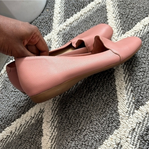 Trotters Sage Scalloped Detail Slip-Ons; fits like 10! - Picture 10 of 10